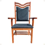 Cadeira Efraim artesanal com design clássico e elegante