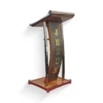 Detalhe do acabamento brilhante do Púlpito Marcos em madeira