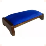 Ajoelhador em madeira com design ergonômico para oração