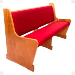 Banco litúrgico Davi com encosto anatômico e acabamento de alta resistência em verniz PU.