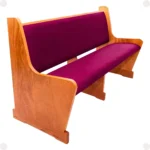 Banco Davi em madeira maciça envernizada com estofado vinho – modelo clássico para igrejas.