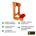 Genuflexório em madeira maciça com acabamento envernizado e estofado macio para oração.